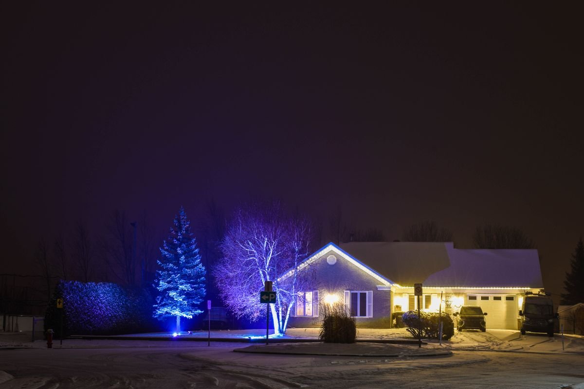La misma línea de luces permanentes encendida de noche